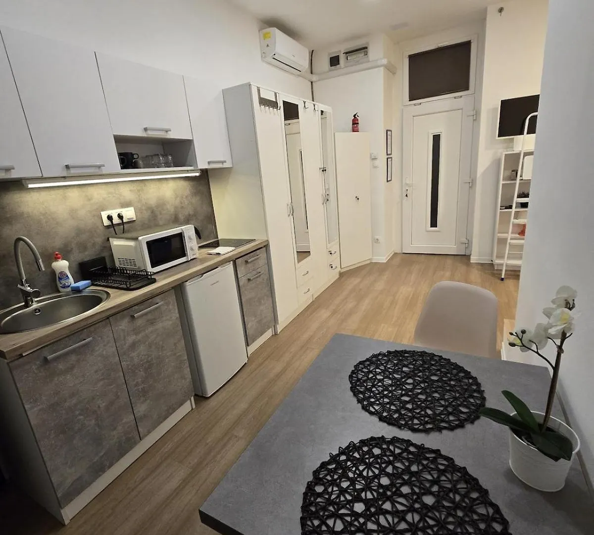 Yan'S Place - Studio Next To Gozsdu Gardens Budapest 0*,